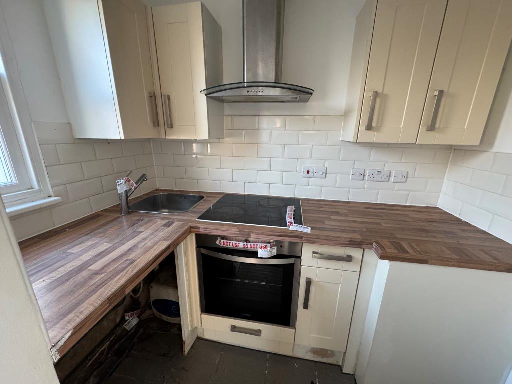 Lot: 97 - FREEHOLD BLOCK OF FIVE ONE-BEDROOM APARTMENTS - Flat 1 kitchen